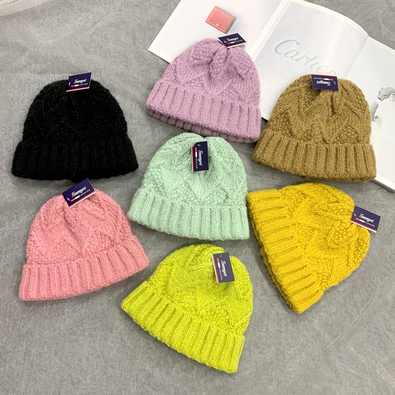 Klein blue checkered hat and Scarf 2-piece trendy brand simple and face-enhancing autumn and winter knitted candy-colored warm and fashionable set Specification drawing