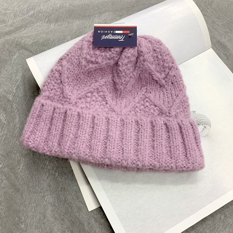 Klein blue checkered hat and Scarf 2-piece trendy brand simple and face-enhancing autumn and winter knitted candy-colored warm and fashionable set Application Scenario