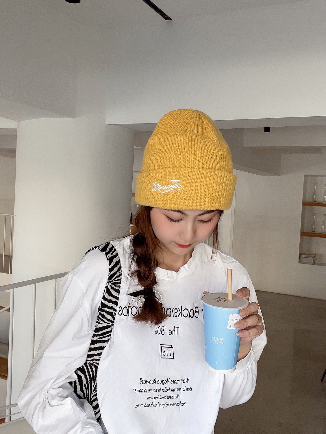 This two-piece set of trendy hat and scarf with a neck is fashionable, warm, elegant and versatile. The knitted woolen hat is a must-have for winter trends Application Scenario