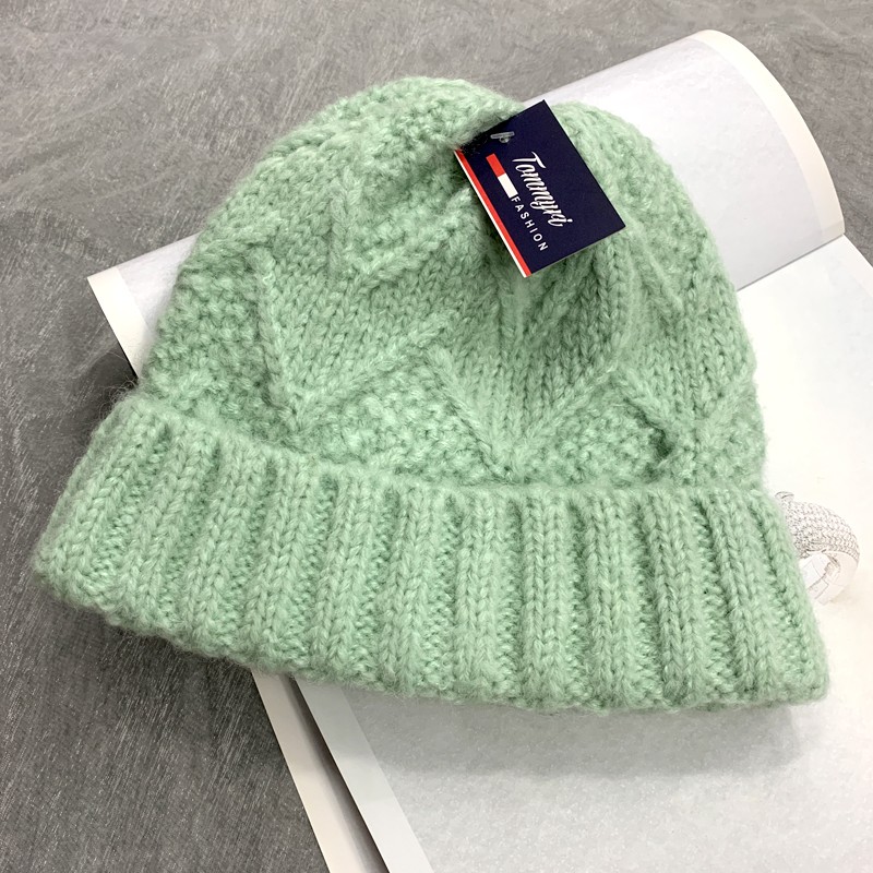 Klein blue checkered hat and Scarf 2-piece trendy brand simple and face-enhancing autumn and winter knitted candy-colored warm and fashionable set Specification drawing