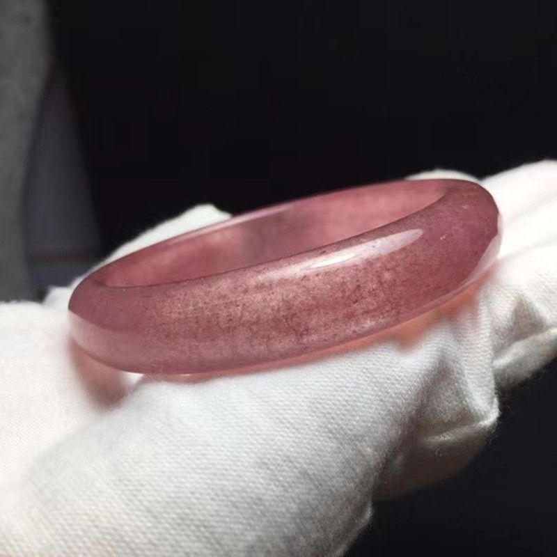 The natural strawberry crystal bracelet of Liangcai Crystal jewelry has a good water head and a beautiful color, presenting a unique beauty