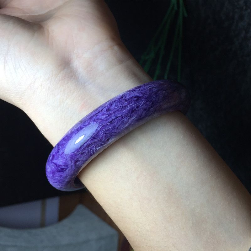 The natural dragon crystal bracelet of the bright crystal jewelry has clear patterns, bright and fragrant colors, and a smooth surface details Picture