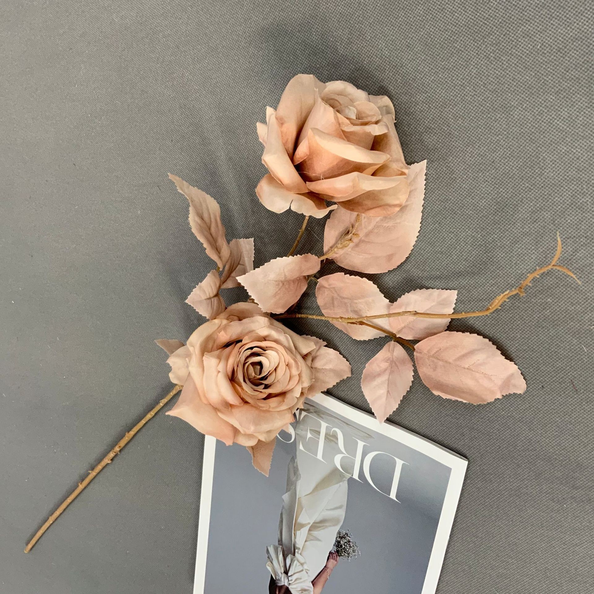 Simulación nuevo estilo europeo rosa de rama única boda salón de la boda camino de entrada arreglo floral 2 cabezas de tela de seda ramo de rosas al por mayor detail image 14