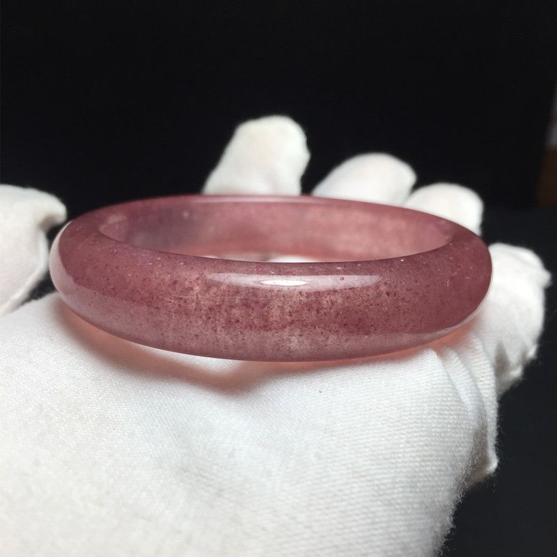 The natural strawberry crystal bracelet of Liangcai Crystal jewelry has a good water head and a beautiful color, presenting a unique beauty Application Scenario