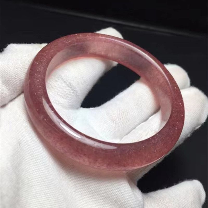 The natural strawberry crystal bracelet of Liangcai Crystal jewelry has a good water head and a beautiful color, presenting a unique beauty details Picture