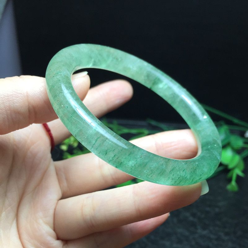 The natural green strawberry bracelet of Liangcai Crystal jewelry has a clear and beautiful color