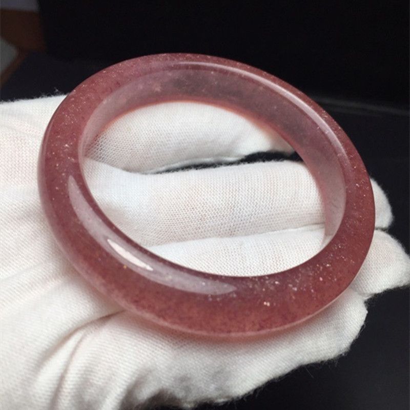 The natural strawberry crystal bracelet of Liangcai Crystal jewelry has a good water head and a beautiful color, presenting a unique beauty Specification image