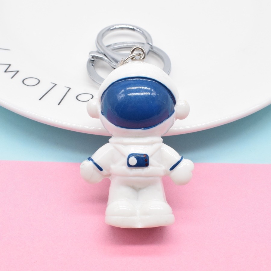 Resin Astronaut Key Chain Pendant Gift Wholesale Application Scenario