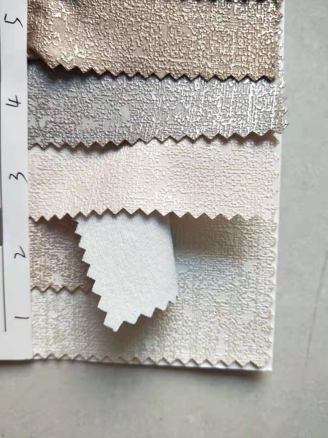 厂家1.0鳄鱼纹，双针拉毛布，颜色多样，表面增光，适合做沙发，箱包，手包，工艺品，等。详情图4