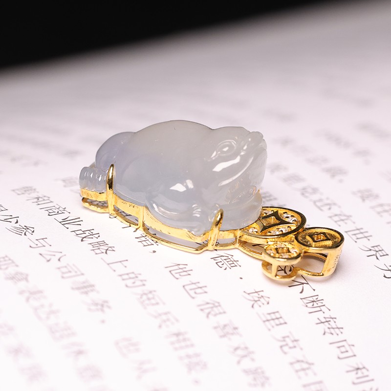 新宝丽D区三楼七街8148店冰种金蟾吊坠新宝丽024详情图3