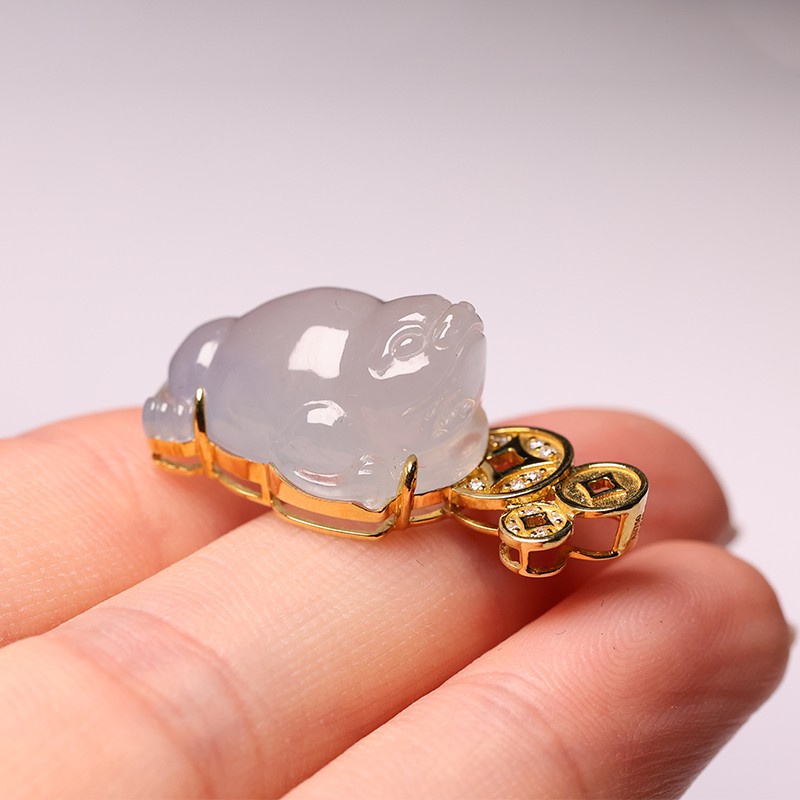 新宝丽D区三楼七街8148店冰种金蟾吊坠新宝丽024详情图1