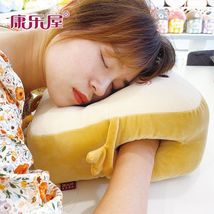 厂家批发 可爱吐司午睡枕创意暖手捂学生枕头日用百货地摊 可定制
