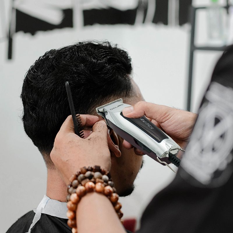 DALING-1056 Professional rechargeable oil head power cord hair clipper for shaving heads and high-power push scissors wholesale Application Scenario