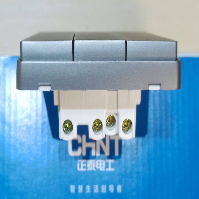 正泰   2C  三联双控开关   10只/盒白底实物图