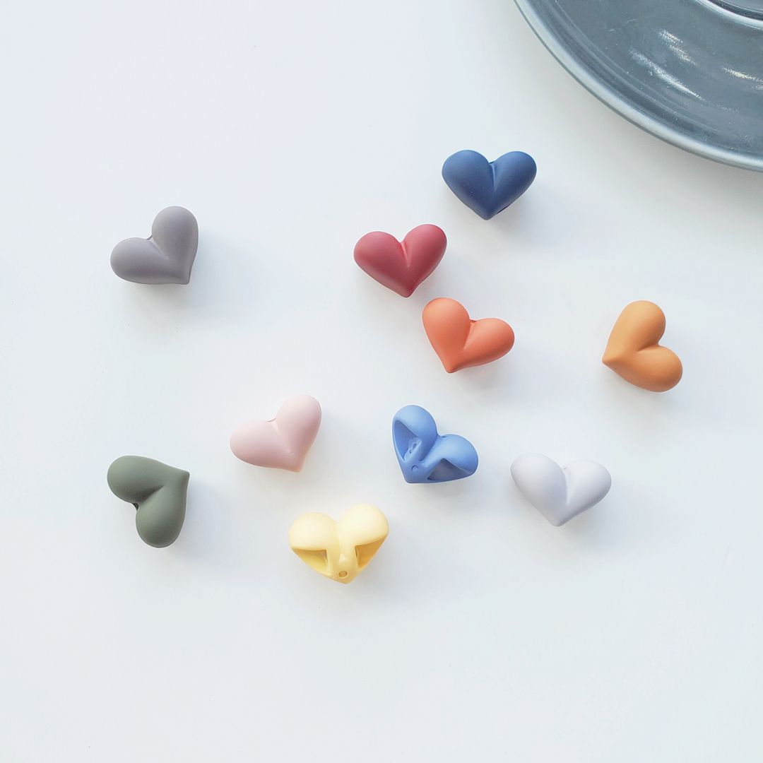 DIY handmade jewelry accessories, heart-shaped straight-hole rubber beads, women's clothing, versatile street toy accessories, bracelet materials Item Picture