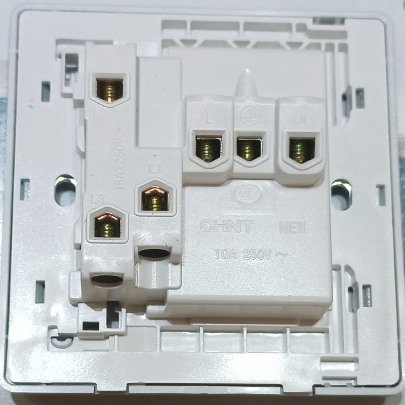 正泰  2C  NEW2-C44002  一联双控开关、一联二级三级插座   一开五孔（10只/盒）详情图4