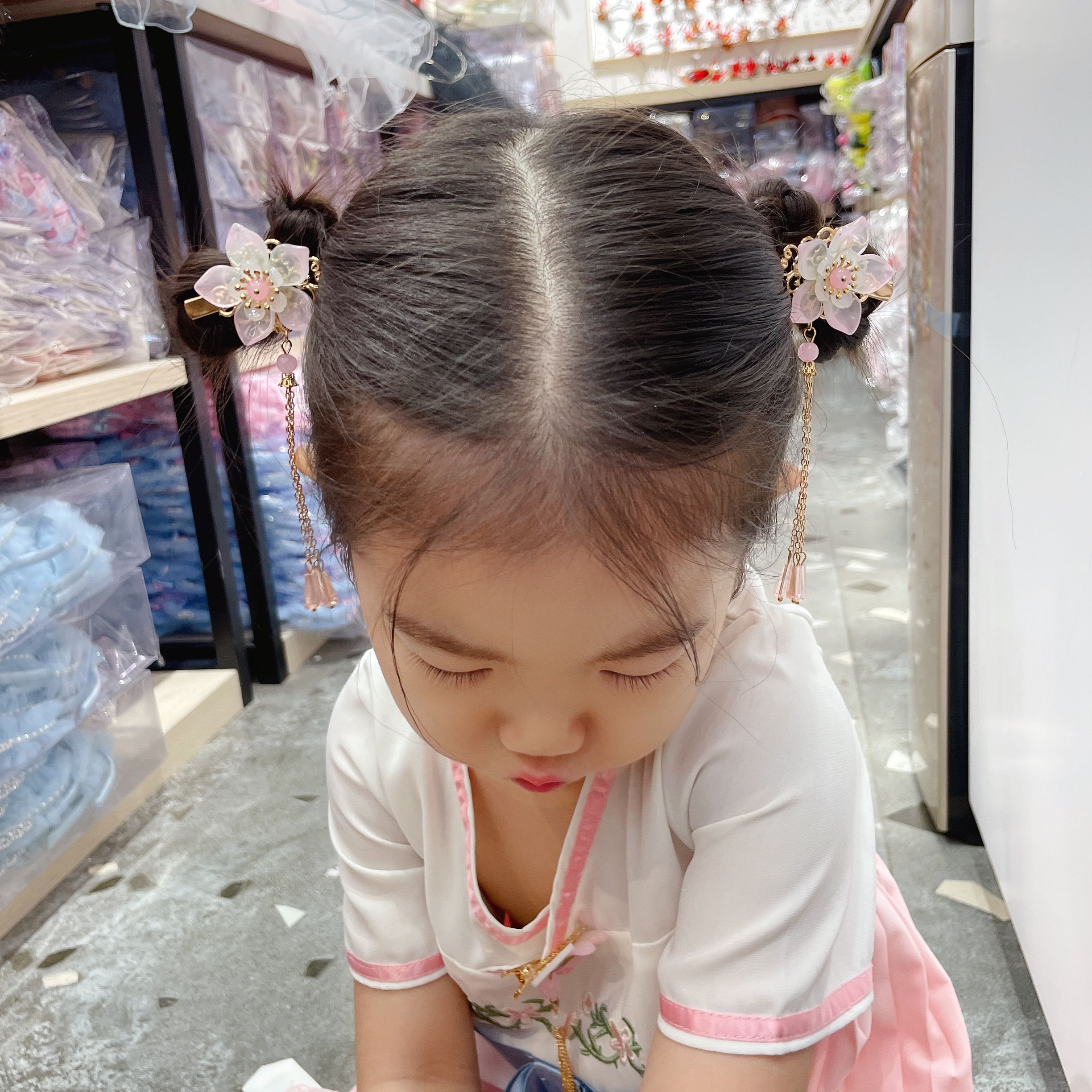 Hairless Hanfu versatile Chinese-style accessories - Chinese-style - osmanthus crystal pendant pair Application Scenario