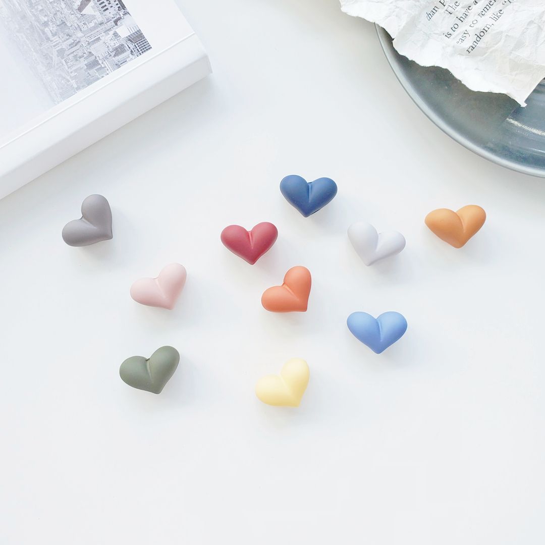 DIY handmade jewelry accessories, heart-shaped straight-hole rubber beads, women's clothing, versatile street toy accessories, bracelet materials Application Scenario