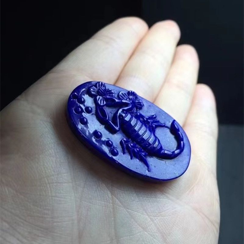 The bright and colorful lapis lazuli pendant from Afghanistan, made of natural old material, has a strong three-dimensional effect and beautiful colors