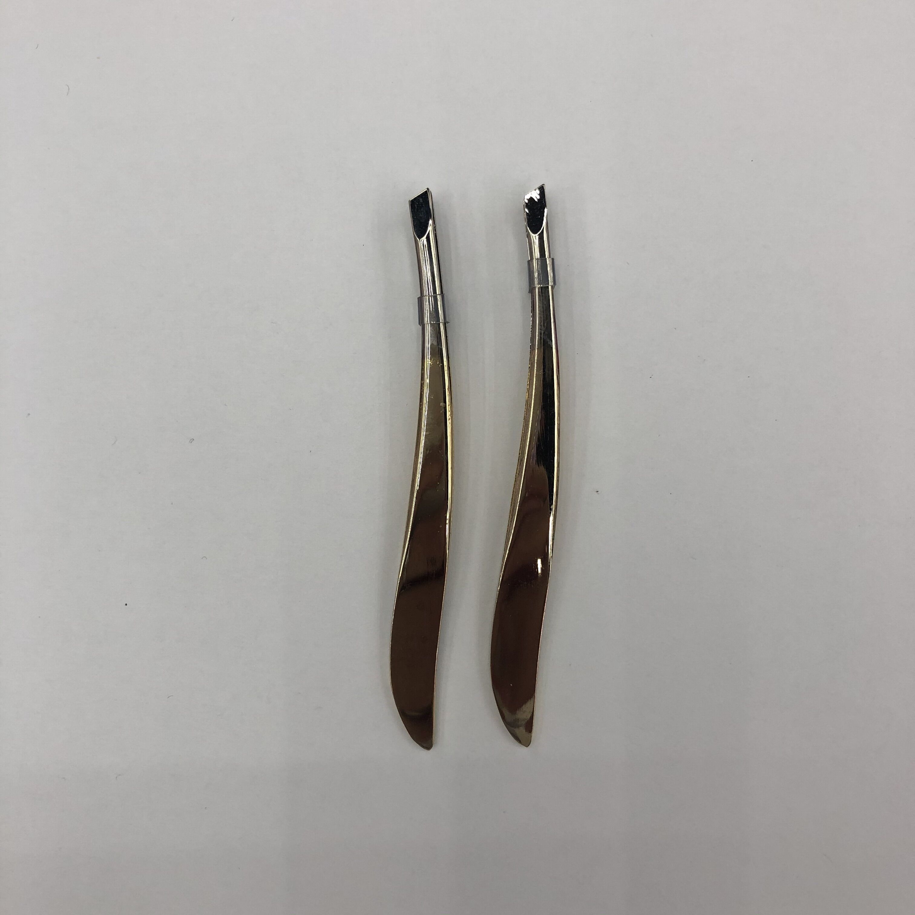 Eyebrow tongs, stainless steel tweezers, eyebrow tongs, hair plucking tweezers, factory direct sales, beauty tools, makeup tools Application Scenario