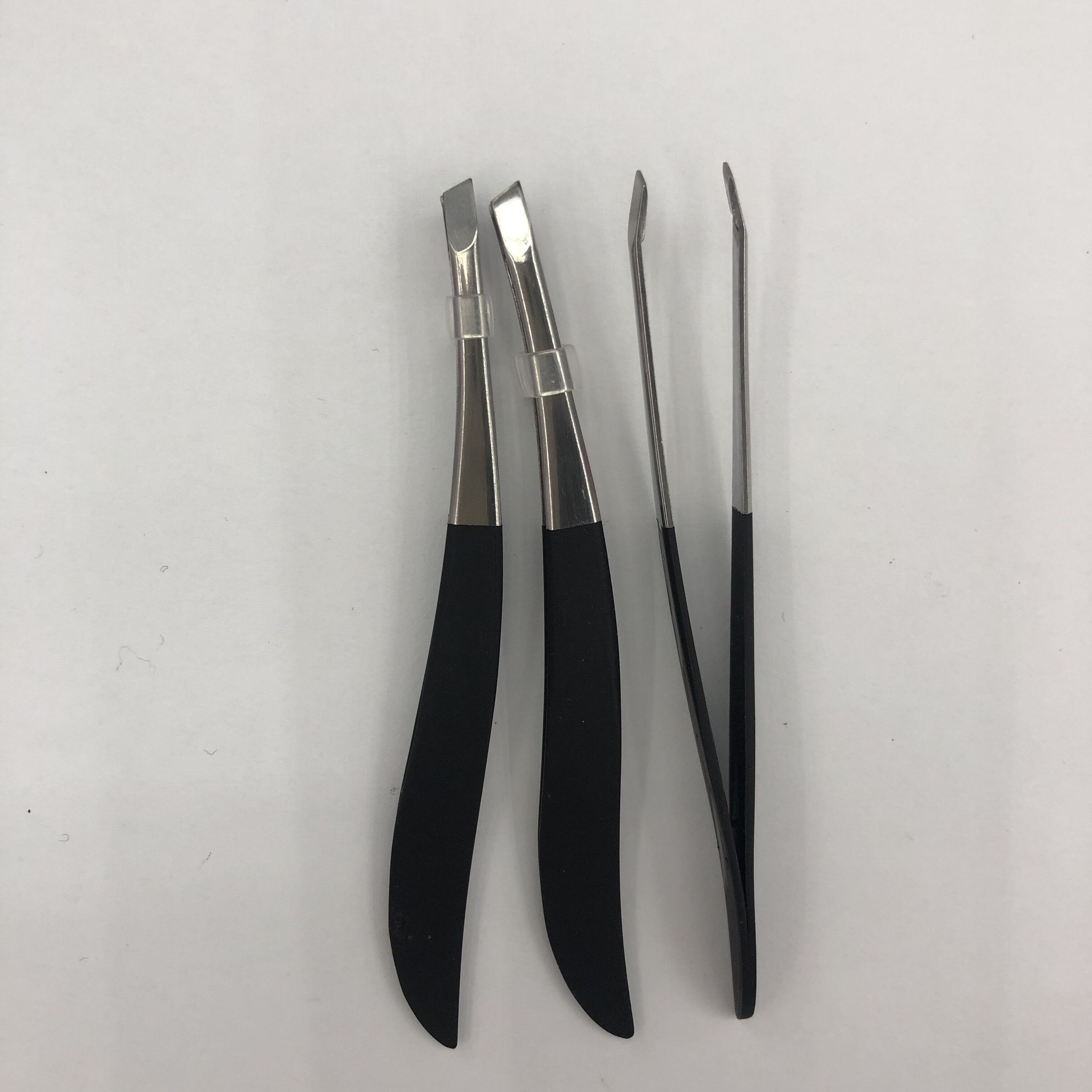 Stainless steel eyebrow clip manufacturer direct sales of beauty tools and makeup tools Application Scenario