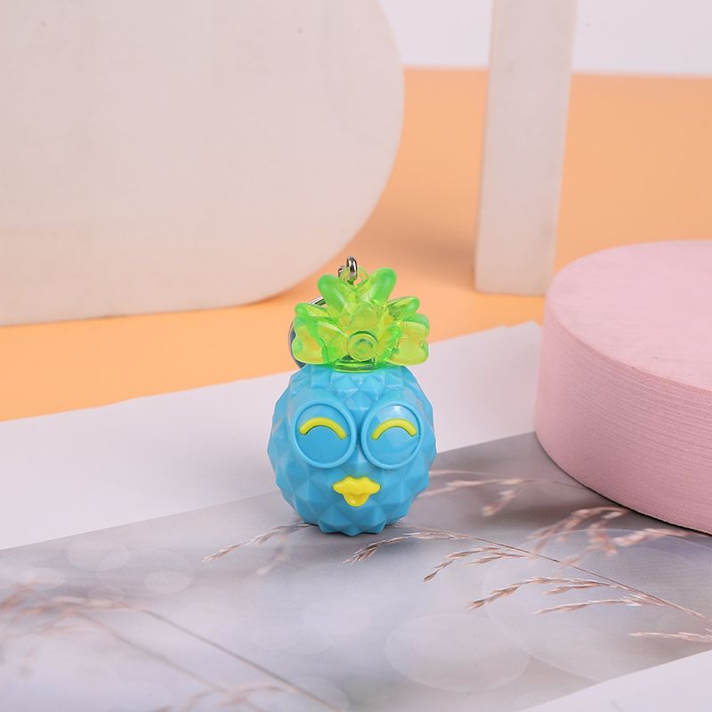 店铺创意新款菠萝塑料钥匙扣灯微商引流厂家直销