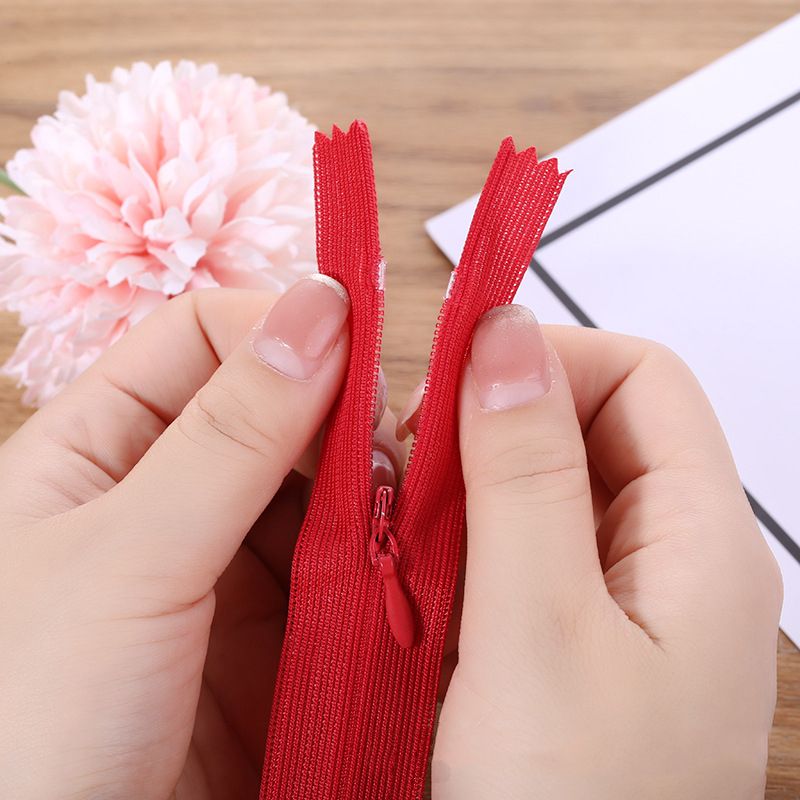 Factory direct sales of No. 3 nylon invisible zippers, multiple colors of zippers, cushions, clothing, home textiles, zippers, self-locking invisible zippers Application Scenario