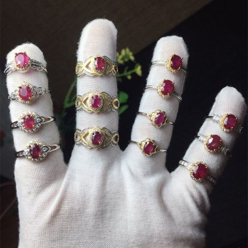 The bright crystal jewelry is made of natural ruby 925 silver and set with an open ring. It is exquisitely crafted and offers high cost performance