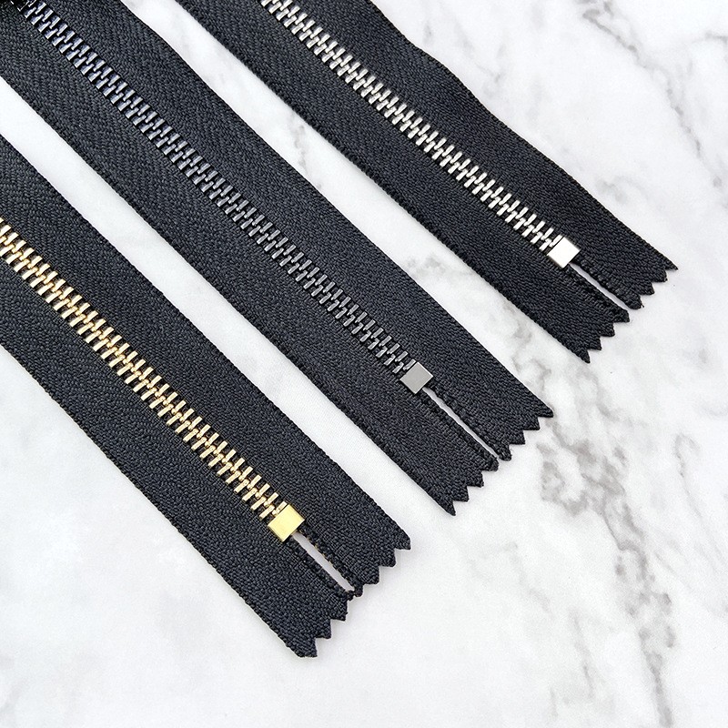 Factory direct sales of 5# metal zipper closure strips with artificial pattern white gold teeth/black nickel teeth/light gold teeth Y teeth detail image 6
