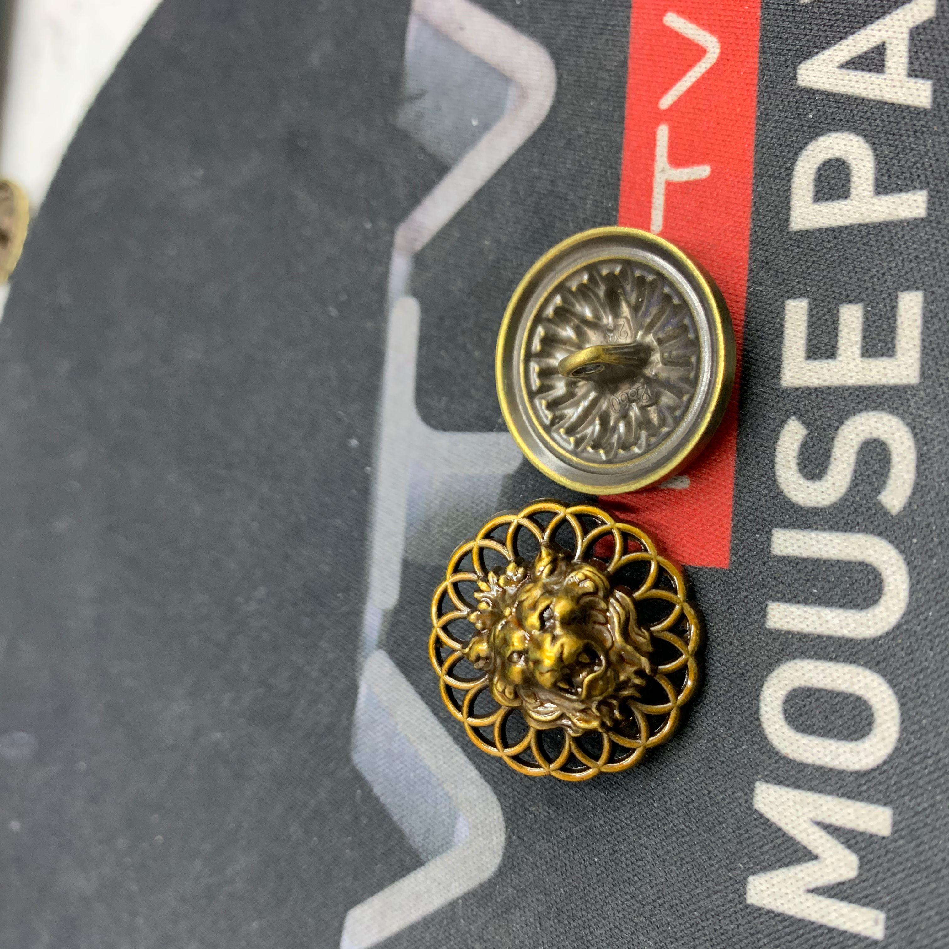 合金  狮子头 边缘镂空 手缝扣 青古铜色