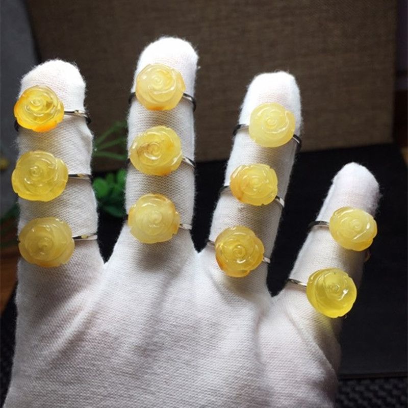 The bright crystal jewelry, natural beeswax rose 925 silver ring is simple and elegant in style, with sufficient water content, bright color and smooth surface