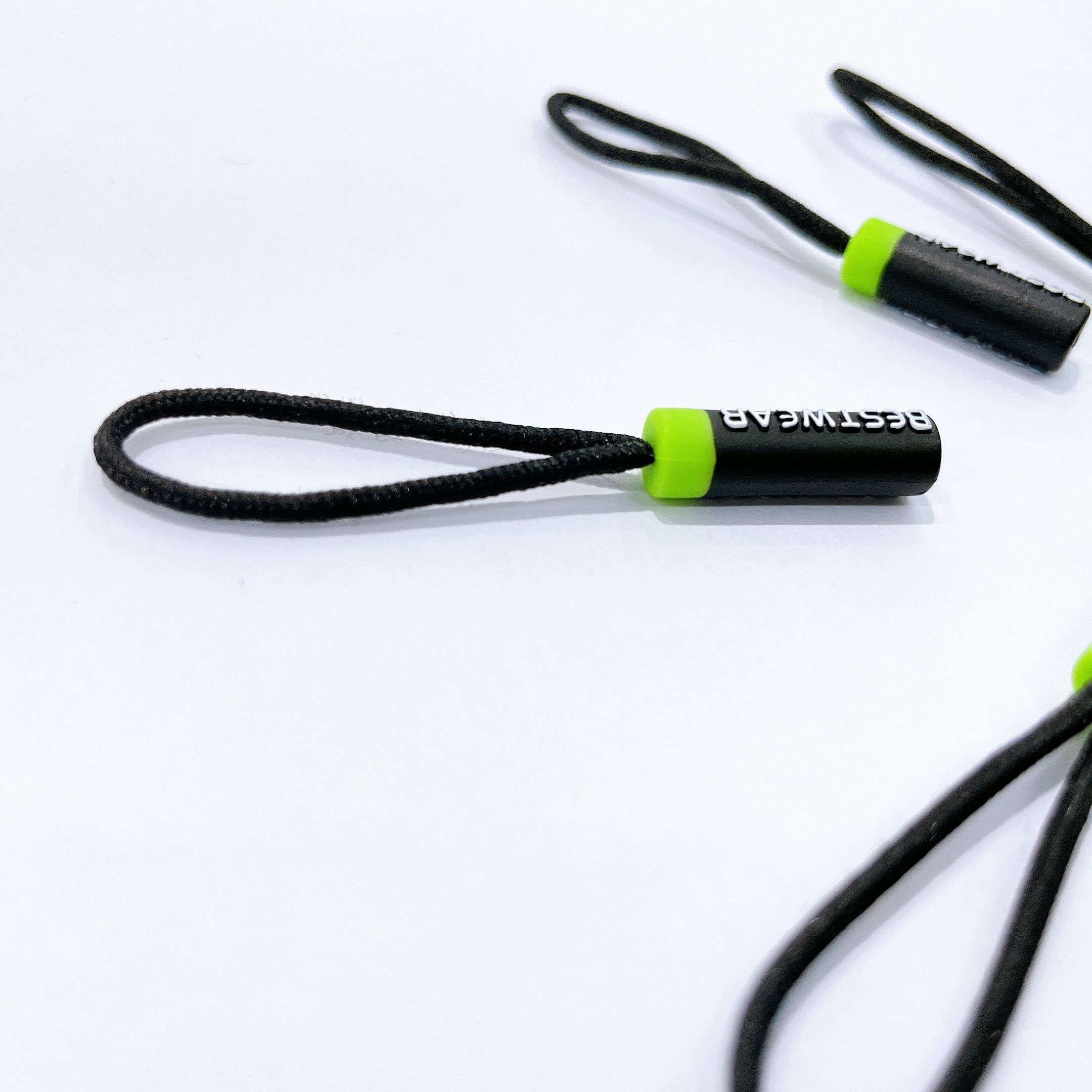 The manufacturer supplies rapid sample injection molding zipper ropes, plastic zipper heads and tail ropes, luggage lanyards and tags Item Picture