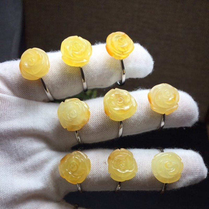 The bright crystal jewelry, natural beeswax rose 925 silver ring is simple and elegant in style, with sufficient water content, bright color and smooth surface detail image 2