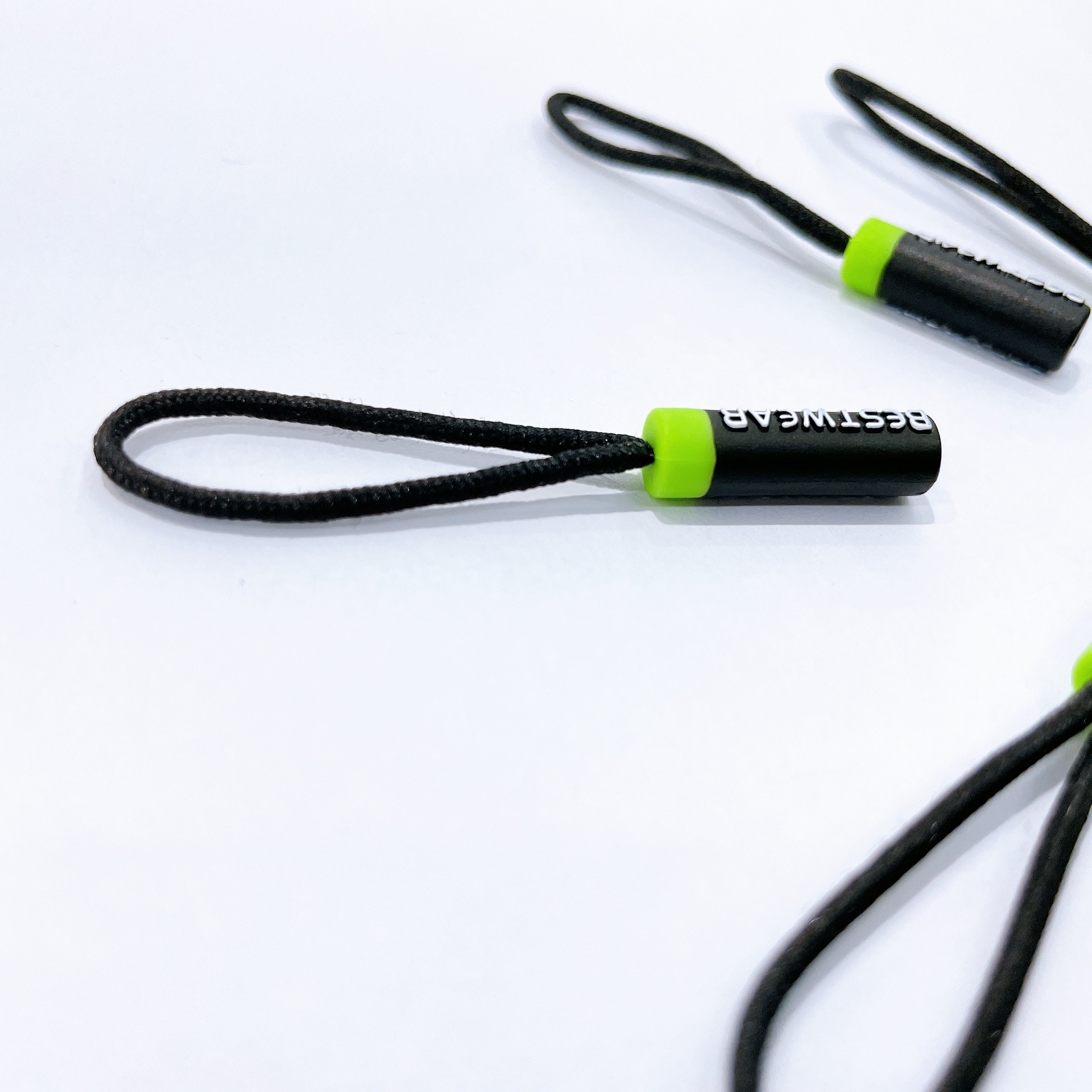 The manufacturer supplies rapid sample injection molding zipper ropes, plastic zipper heads and tail ropes, luggage lanyards and tags detail image 5