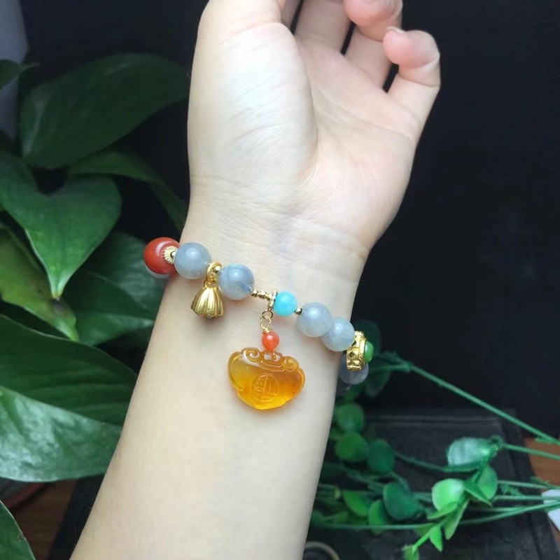 The bright crystal jewelry natural grey moonlight bracelet, each piece with a powerful and elegant beeswax pendant detail image 4