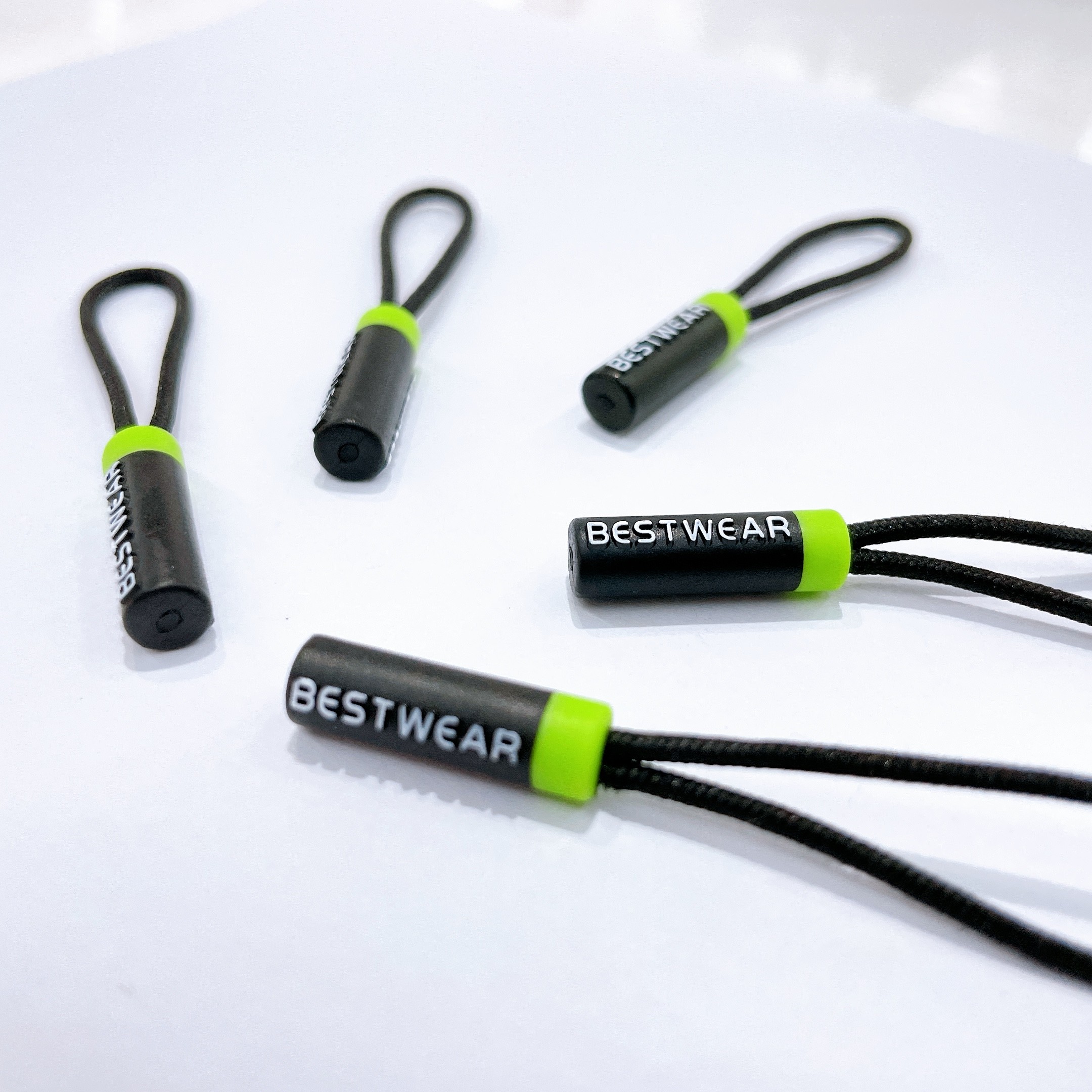 The manufacturer supplies rapid sample injection molding zipper ropes, plastic zipper heads and tail ropes, luggage lanyards and tags detail image 6