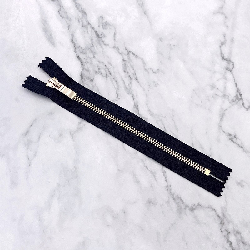 Factory direct sales of 5# metal zipper closure strips with artificial pattern white gold teeth/black nickel teeth/light gold teeth Y teeth detail image 3