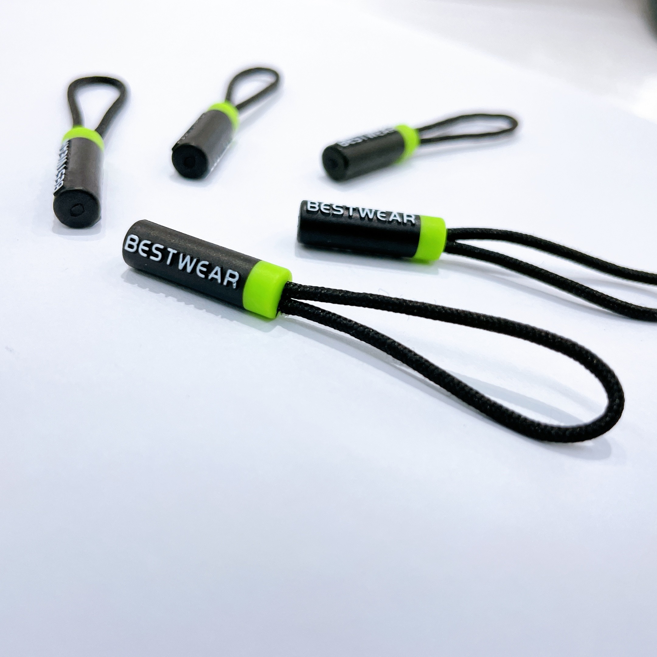 The manufacturer supplies rapid sample injection molding zipper ropes, plastic zipper heads and tail ropes, luggage lanyards and tags detail image 4