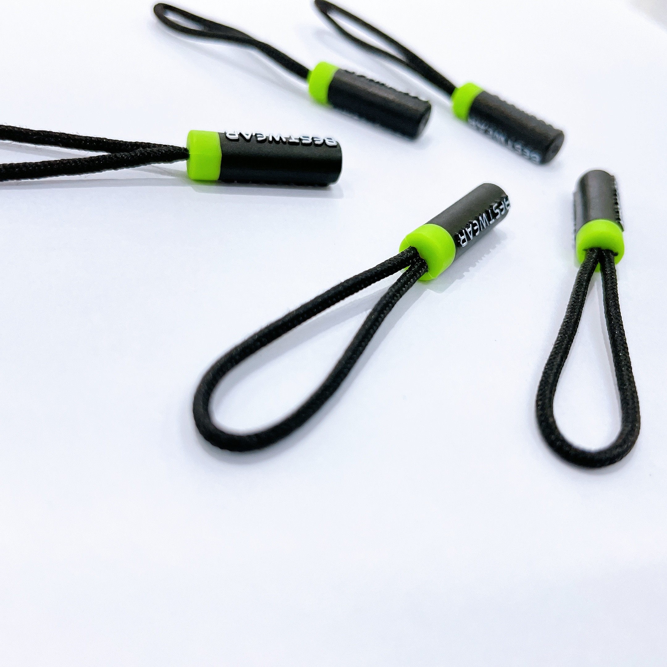 The manufacturer supplies rapid sample injection molding zipper ropes, plastic zipper heads and tail ropes, luggage lanyards and tags detail image 7