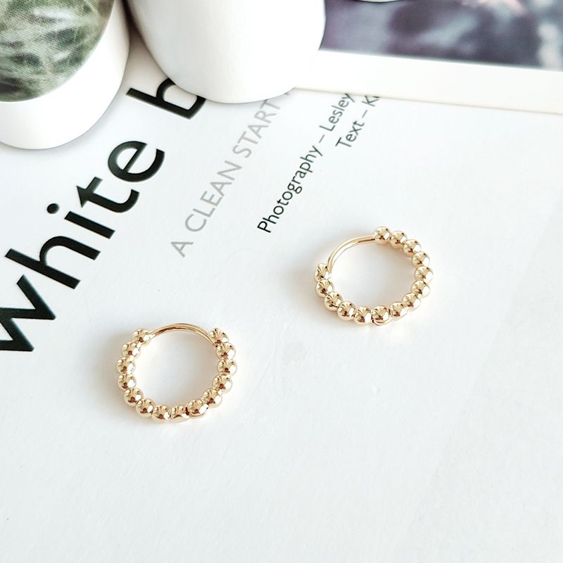 French light luxury fashion round bead geometric small earrings, simple and elegant style, new ins circle stud earrings and ear buckles
