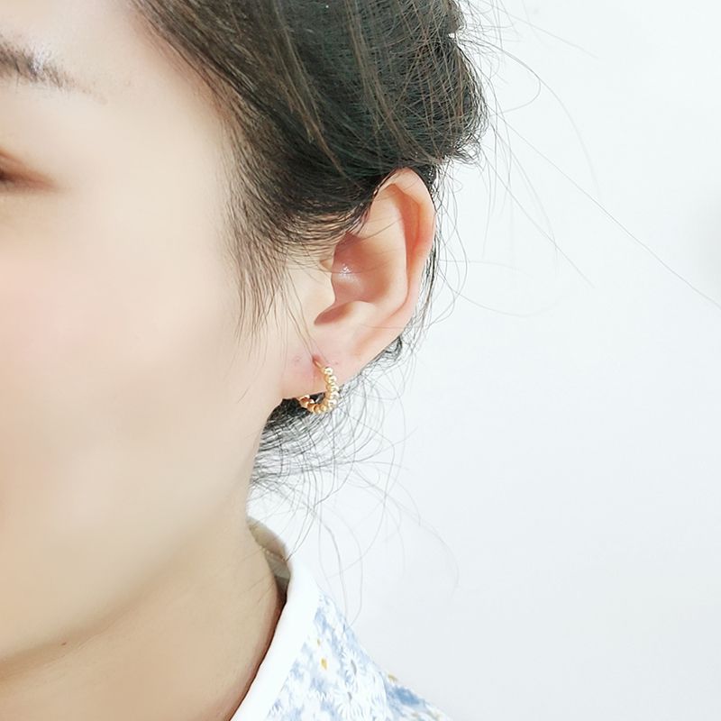 Francés ligero moda de lujo perlas redondas geométricas pequeños pendientes personalidad simple temperamento círculo ins nuevos pendientes hebillas Specification image