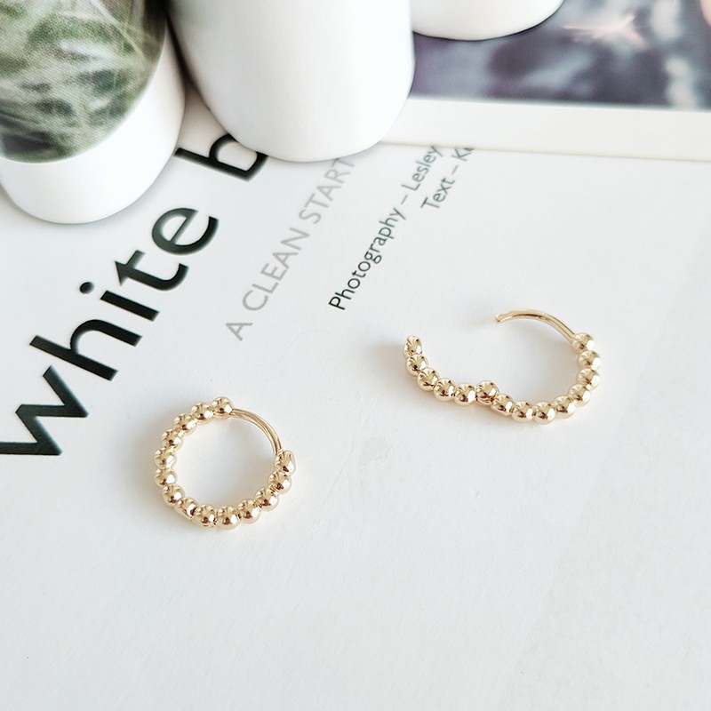 Francés ligero moda de lujo perlas redondas geométricas pequeños pendientes personalidad simple temperamento círculo ins nuevos pendientes hebillas detail image 3