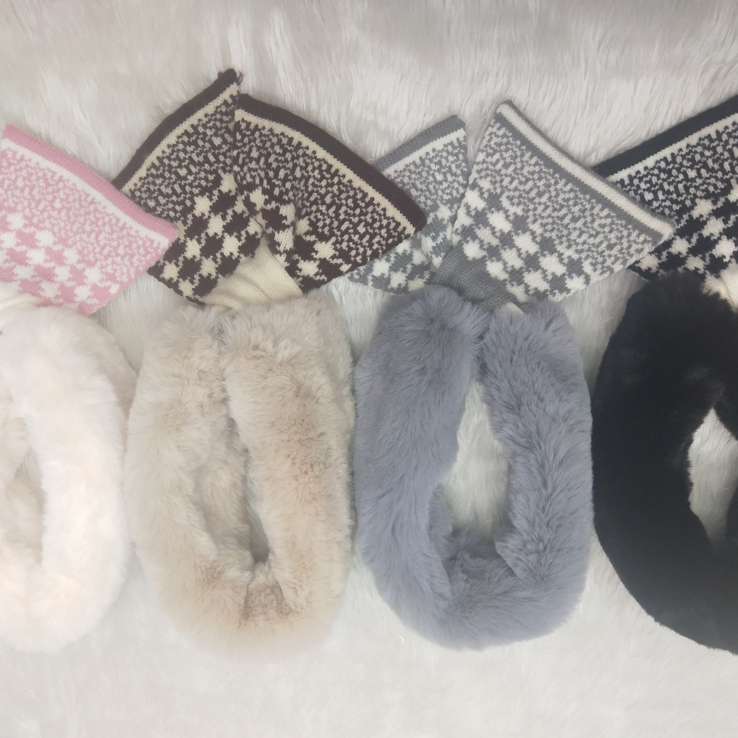 This thick, high-end rabbit fur and knitted pattern versatile scarf is warm, soft, comfortable, beautiful and elegant