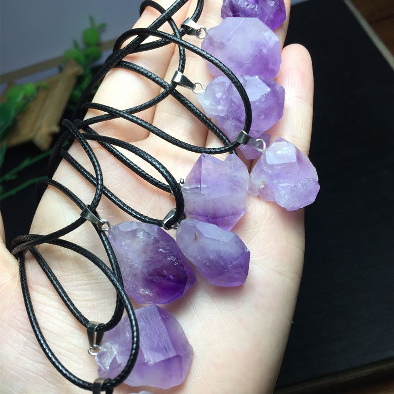 The bright crystal jewelry, a natural raw mineral amethyst pendant necklace, is beautiful in color, fresh and clean, simple and elegant details Picture