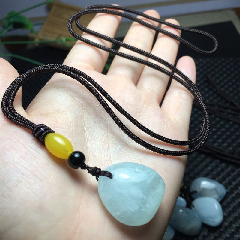 The bright crystal jewelry natural aquamarine pendant necklace has a beautiful color, is fresh and clean, simple and elegant, and looks great when worn!! Specification image