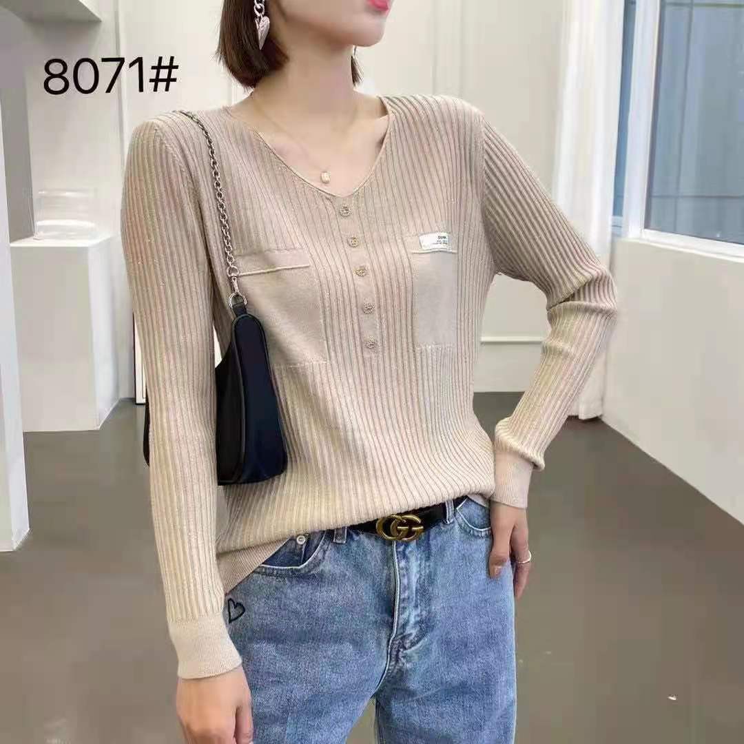 The new early autumn Korean-style V-neck long-sleeved knitted base layer is versatile