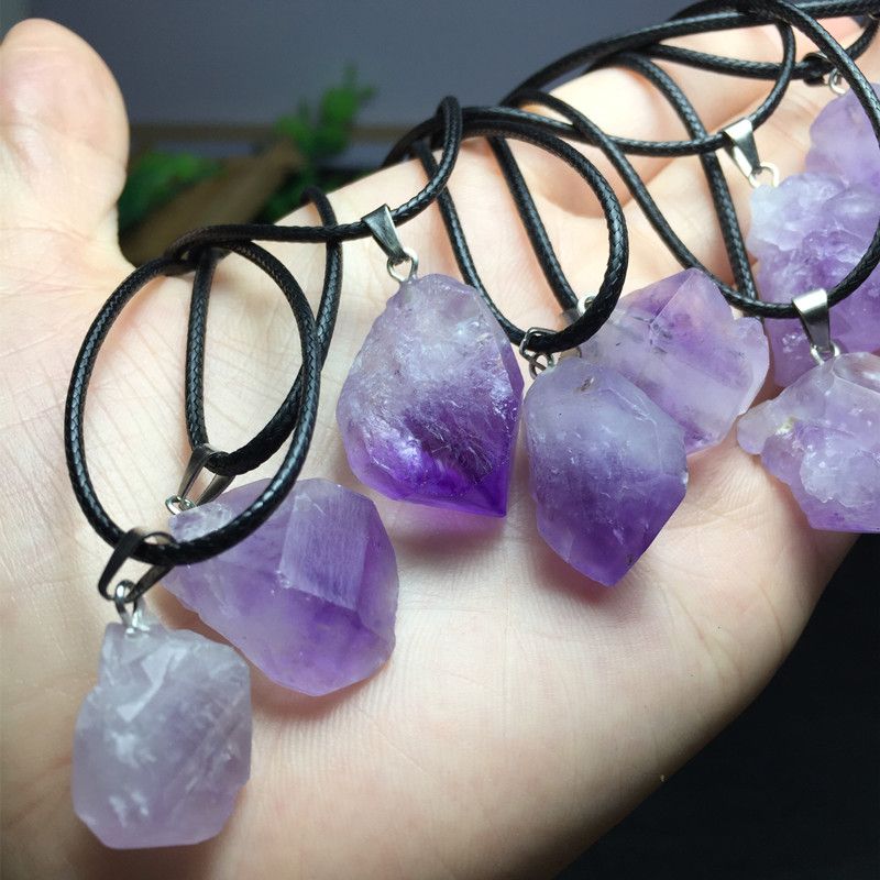 The bright crystal jewelry, a natural raw mineral amethyst pendant necklace, is beautiful in color, fresh and clean, simple and elegant