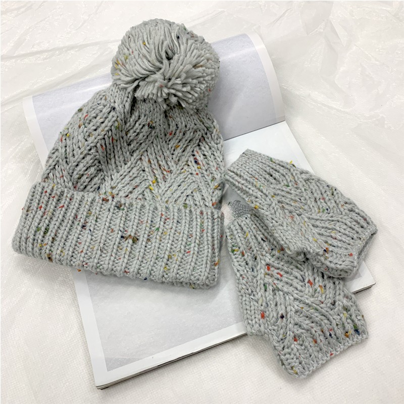Autumn and winter knitted woolen hats and gloves, simple, fashionable and elegant, iron label rolled-up hat, Japanese-style Baotou cold hat, European and American trendy ins Application Scenario