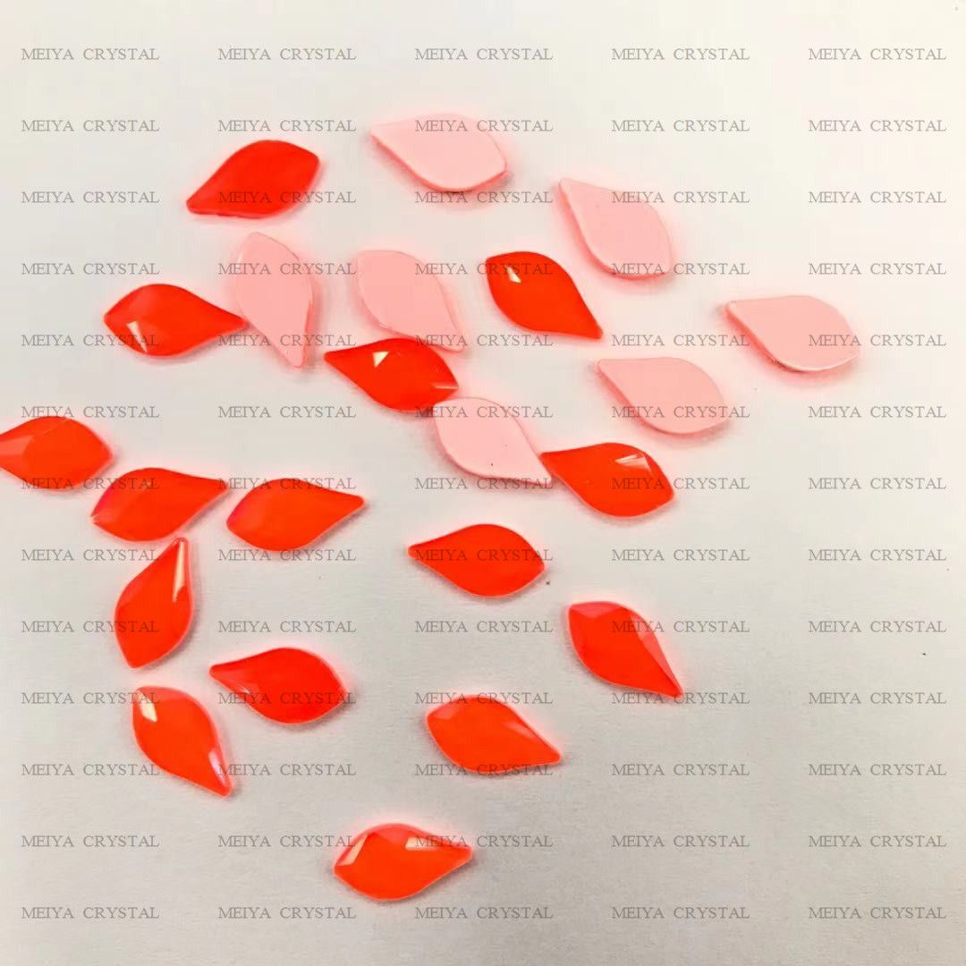 Nail polish diamond, imitation Austrian diamond, pomegranate red peach leaf-shaped colorful diamond, nail polish diamond of the opposite sex details Picture