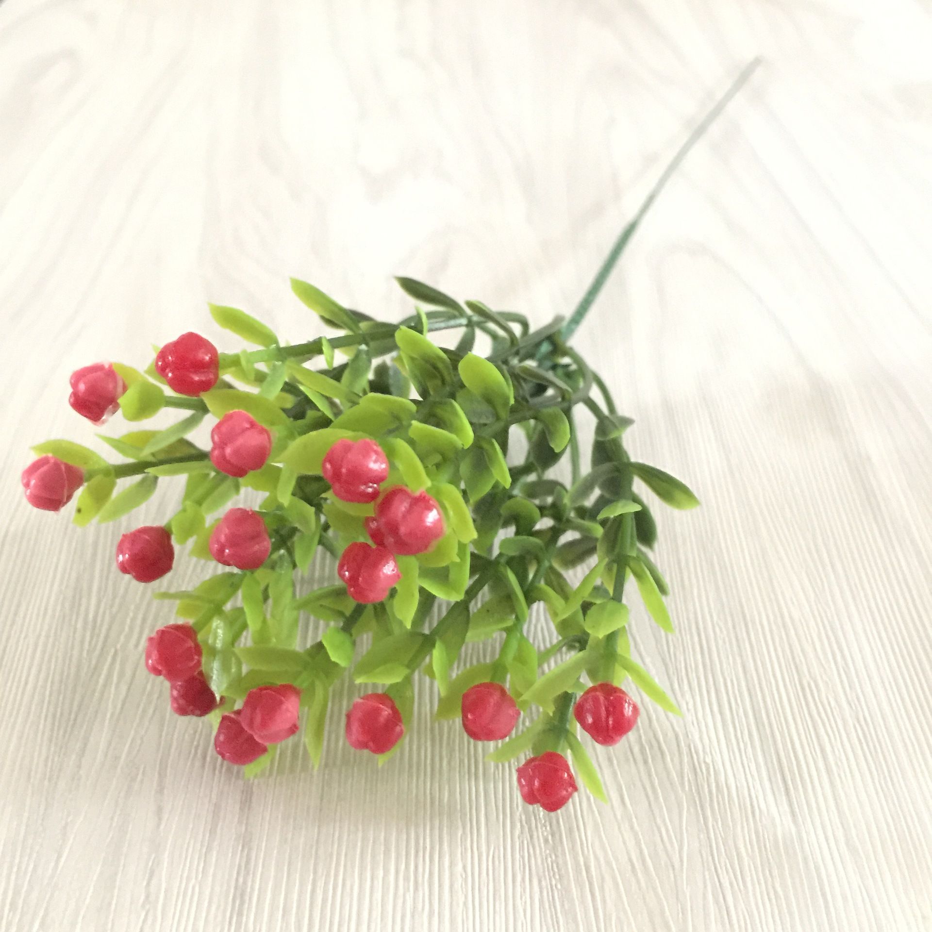 ويباع الصانعون زهور مزيفة في ميلانو Item Picture